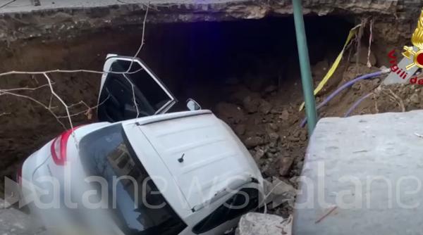 O stradă s-a prăbușit în Italia: două mașini au fost înghițite de asfalt, iar o clădire a fost evacuată