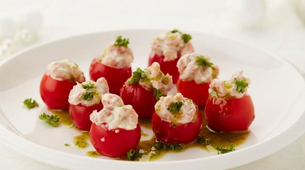 Rețetă Tomaat garnaal: roșii umplute cu creveți. Un aperitiv cu care poți impresiona!