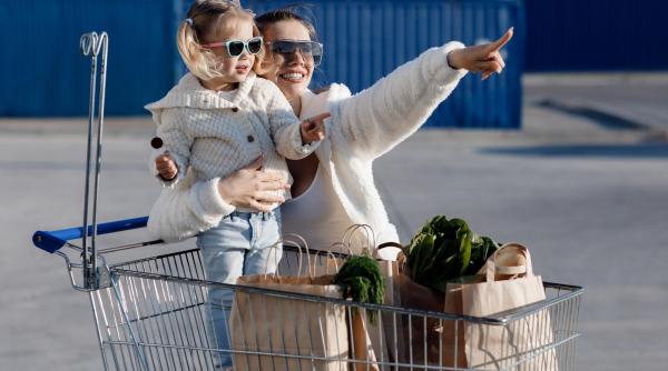 Româncă, surprinsă cum își învăța fiica să fure dintr-un supermarket, în Italia