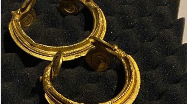 Trei brăţări preistorice din aur furate din România, recuperate și aduse în ţară din Belgia