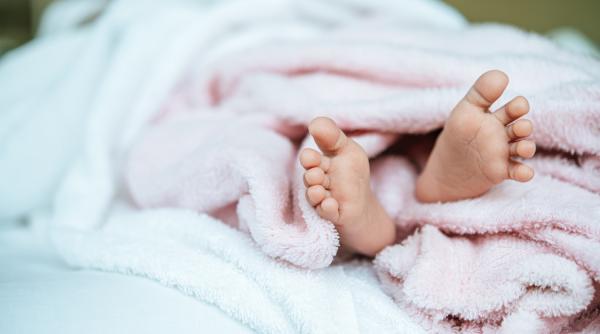 Bebeluș de șase luni, decedat în ambulanță, în drum spre spital: Micuța fusese externată recent; părinții cer explicații