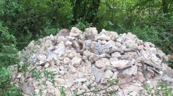 Un român și fiul său au fost arestați după ce au descărcat moloz în curtea unei instituții publice, în Franța