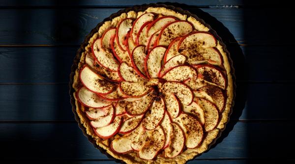 Plăcintă cu mere la tigaie. Un desert rapid și delicios