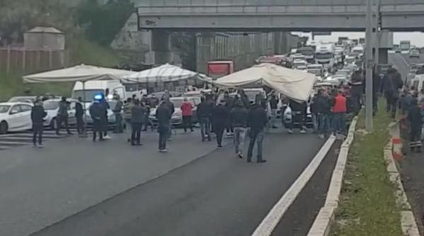 Scandal în Italia după ce polițiștii au bătut elevii protestatari de la Pisa. Val de reacții 