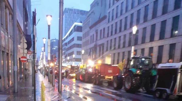 Fermierii protestează la Bruxelles: Tractoarele blochează străzile și gurile de metrou
