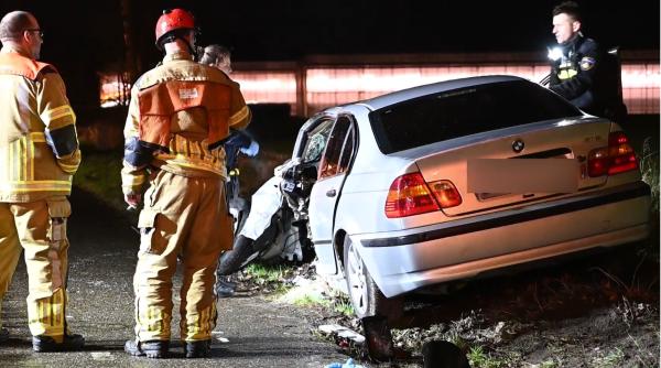 Olanda. Tânăr român, rănit după ce s-a izbit cu mașina de un copac; a fost nevoie de descarcerare