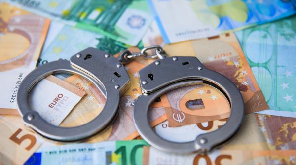 Un român care falsifica bancnote de 100 euro, prins în Grecia, sub o identitate falsă