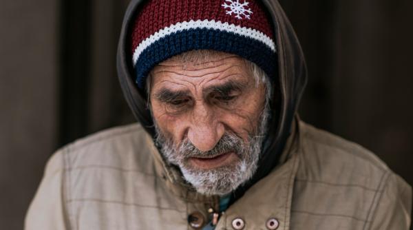 Arată ca un gunoier, dar este milionar. Povestea pensionarului german care caută prin gunoi deși are 10 case 