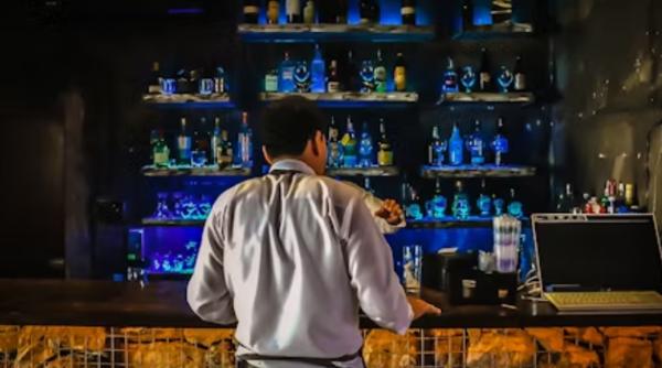 Român, înarmat cu o seringă care conținea un lichid necunoscut, arestat după ce a jefuit un bar din Italia