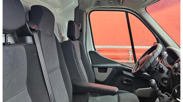 Șofer român, arestat în Franța, după ce a fost prins că ascundea un migrant în mașină