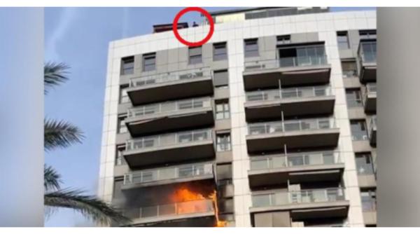 Incendiu Valencia. S-a aflat cine era bărbatul de pe acoperișul blocului, în momentul izbucnirii focului
