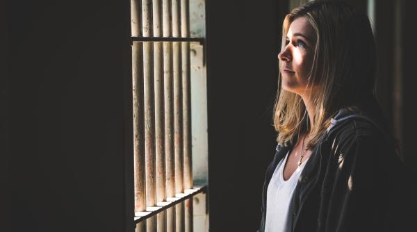 Româncă plină de „surprize”, arestată pentru că făcea avansuri oamenilor pe stradă, în Italia