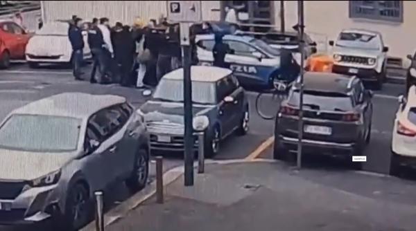 Scandal în Italia, după ce 15 huligani au atacat un om al legii în fața sediului poliției din Torino. Voiau să salveze un migrant acuzat de viol 