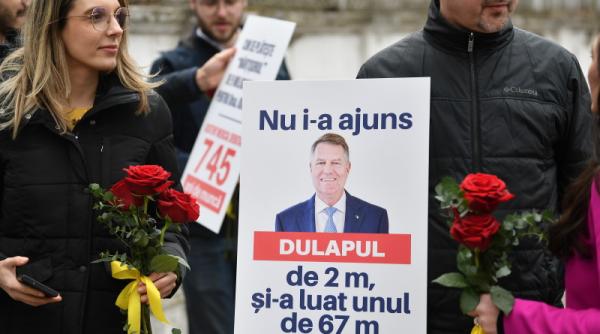 USR, protest în faţa "Palatului Împăratului": "Nu i-a ajuns dulapul de 2 m, și-a luat unul de 67 m"