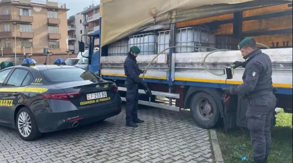 Un român din Italia și-a modificat camionul, astfel încât să vândă motorină furată direct la colțul străzii