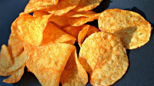 Alertă alimentară. Chipsuri din cartofi, retrase din magazine din cauza riscului chimic, în Italia/ FOTO