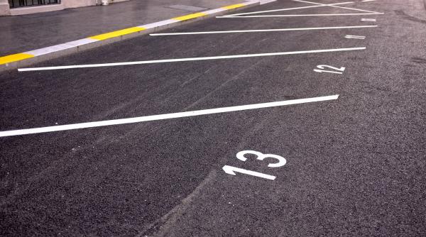 Românii din Germania vor plăti mai mult pentru locurile de parcare. Tarifele ajung și la 90 de euro pe lună