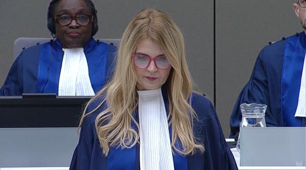 Prima româncă ajunsă judecător la Curtea Penală de la Haga. Iulia Motoc a depus jurământul 