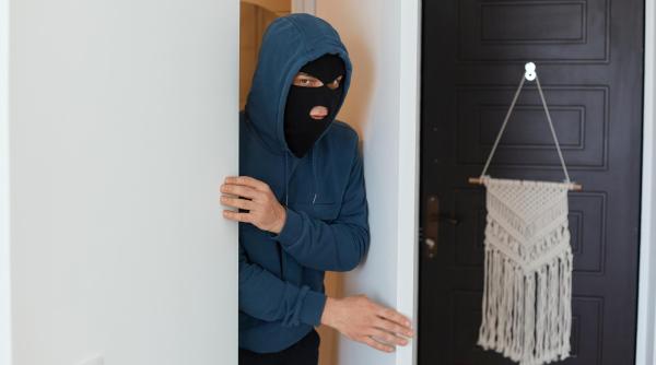 Un român s-a îmbrăcat în costum de baie de damă și s-a dus la furat în Austria  