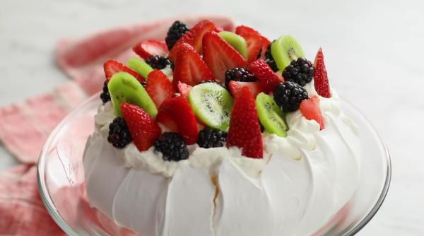 Pavlova cu fructul pasiunii: O rețetă simplă pentru un desert de neuitat!