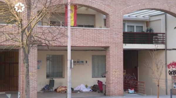 Tensiuni într-o localitate din Spania, acolo unde un grup de cerșetori români refuză să plece din fața unei clădiri. Primăria ridică din umeri