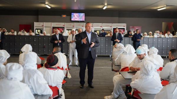 Ciucă s-a întâlnit cu muncitorii români dintr-un abator din Barcelona și le-a spus că visul lor se va împlini