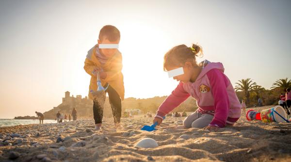 O fetiță a murit pe o plajă din Florida, după ce a fost înghițită de nisip sub ochii părinților. „N-am crezut că se poate întâmpla așa ceva”