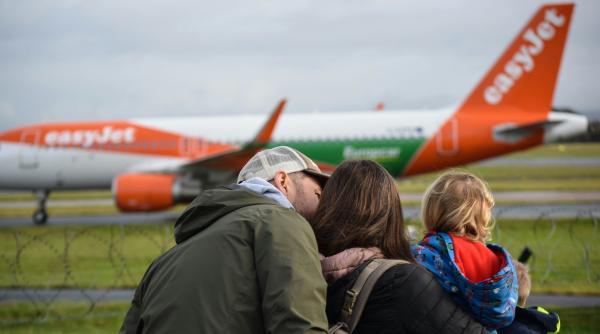 Românii care se întorc din străinătate primesc sprijin financiar: 50% din salariu suportat de stat