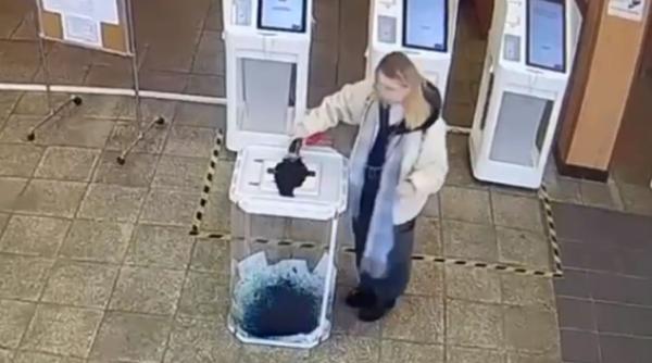 Rușii protestează. O femeie a turnat vopsea într-o urnă de vot din Moscova; Alta a aruncat un cocktail molotov într-o stație de votare/ VIDEO 