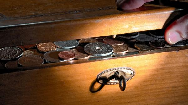 Un bărbat a găsit 161 de milioane de lire în cufărul bunicii sale, dar Banca Italiei refuză să le convertească în euro