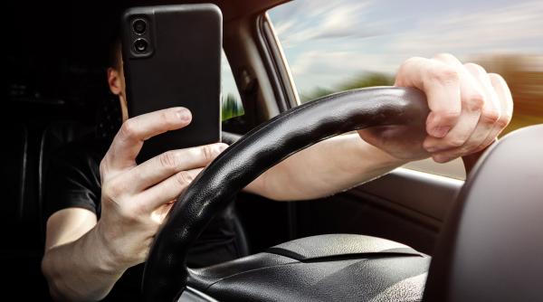 Amenzi usturătoare și permis suspendat pentru șoferii care folosesc telefonul mobil la volan