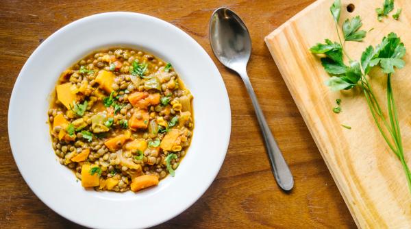 Rețetă ideală pentru prima zi de post al Paștelui: Mâncare de linte, bogată în proteine