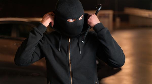 Patroana unui magazin, jefuită în timpul inventarului. Hoțul i-a promis că îi dă banii înapoi: "Sunt sărac. Scuze!"