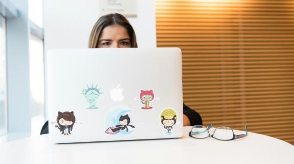 Angajări la stat: CNAS oferă salarii de peste 37.000 de lei lunar 