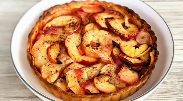 Tartă cu mere și scorțișoară, un desert de post rapid de făcut