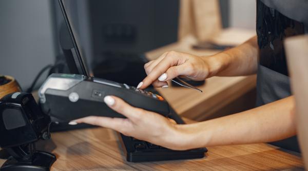 O casieră explică cum sunt păcăliți clienții la supermarket. Evitați cumpărăturile în zilele de Luni