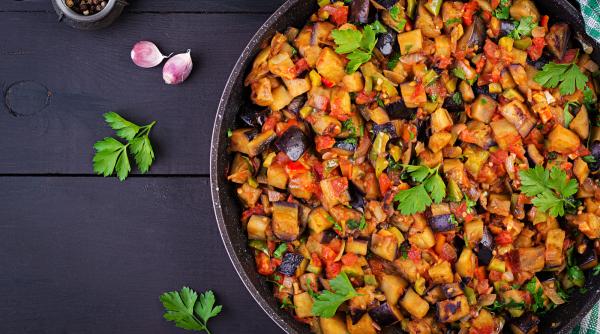 Rețetă Ratatouille, legume coapte în sos de roșii. O delicatesă a bucătăriei franceze