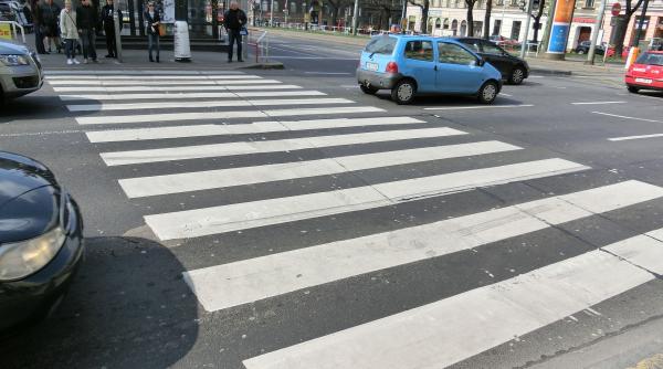 Roman. O fetiță de nouă ani și mama ei au fost accidentate pe trecerea de pietoni 