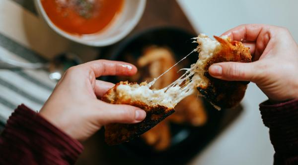 O femeie i-a cerut bonei să plătească "daune emoționale" după ce i-a hrănit copiii vegetarieni cu pui