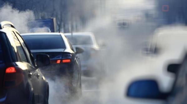 Reguli noi pentru șoferi: Amendă pentru staționarea cu motorul pornit. Legea a trecut de Senat