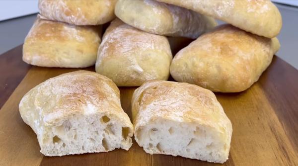 Rețetă delicioasă și ușor de preparat pentru Ciabatta proaspătă: o pâine italiană autentică!