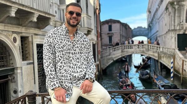 Un artist din România s-a trezit cu mașina spartă de hoți în Italia: „Poate cei care ne-au luat microfoanele sunt români”