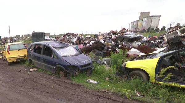 Descinderi cu mascații la "mafia deșeurilor", în Sărulești. Localnic: "Din asta trăim!" 