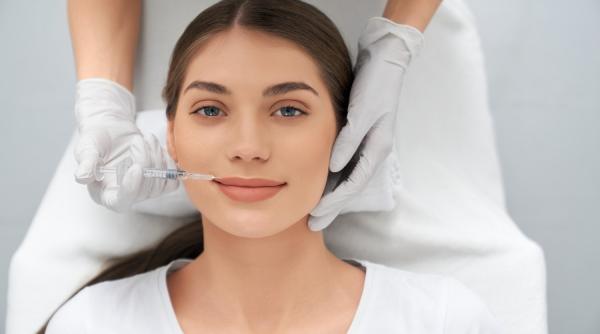 Româncă, fals medic estetician, reținută pentru înșelătorie. Femeia a efectuat intervenții pe zeci de cliente