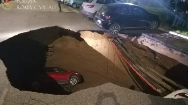 Un drum din Roma s-a prăbușit brusc. Prăpastia a înghițit două mașini / FOTO