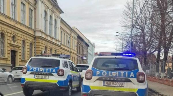 O femeie din Piatra-Neamț a găsit pe jos un plic cu aproape 17.000 euro şi l-a predat la poliţie