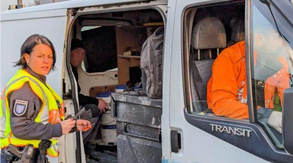 Polițiștii germani, uluiți de un microbuz cu muncitori români: Era o epavă, șoferul beat, iar unul dintre ei era ascuns după un butoi cu varză murată