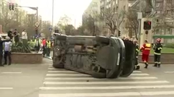 Accident grav în București: Ambulanță răsturnată de o mașină. Pacientul a fost rănit