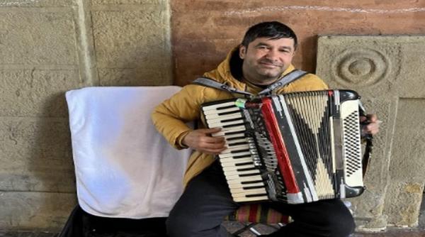 Fănel, un român de pe străzile din Italia: „Cânt la acordeon să strâng bani pentru ca fiicele mele să aibă o educație”