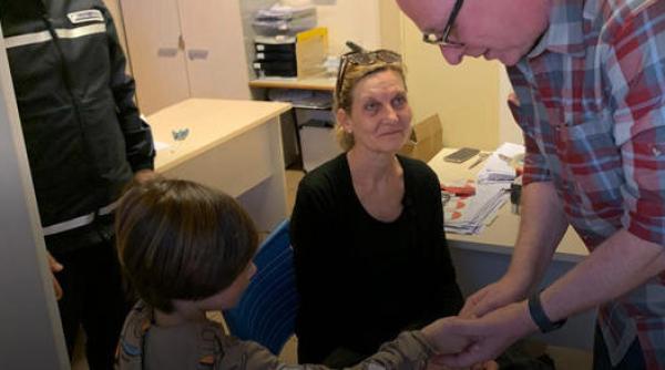 Un băiețel din Italia a devenit eroul unui turist după ce i-a înapoiat portofelul pierdut. ”Trebuie să mergem la poliție”